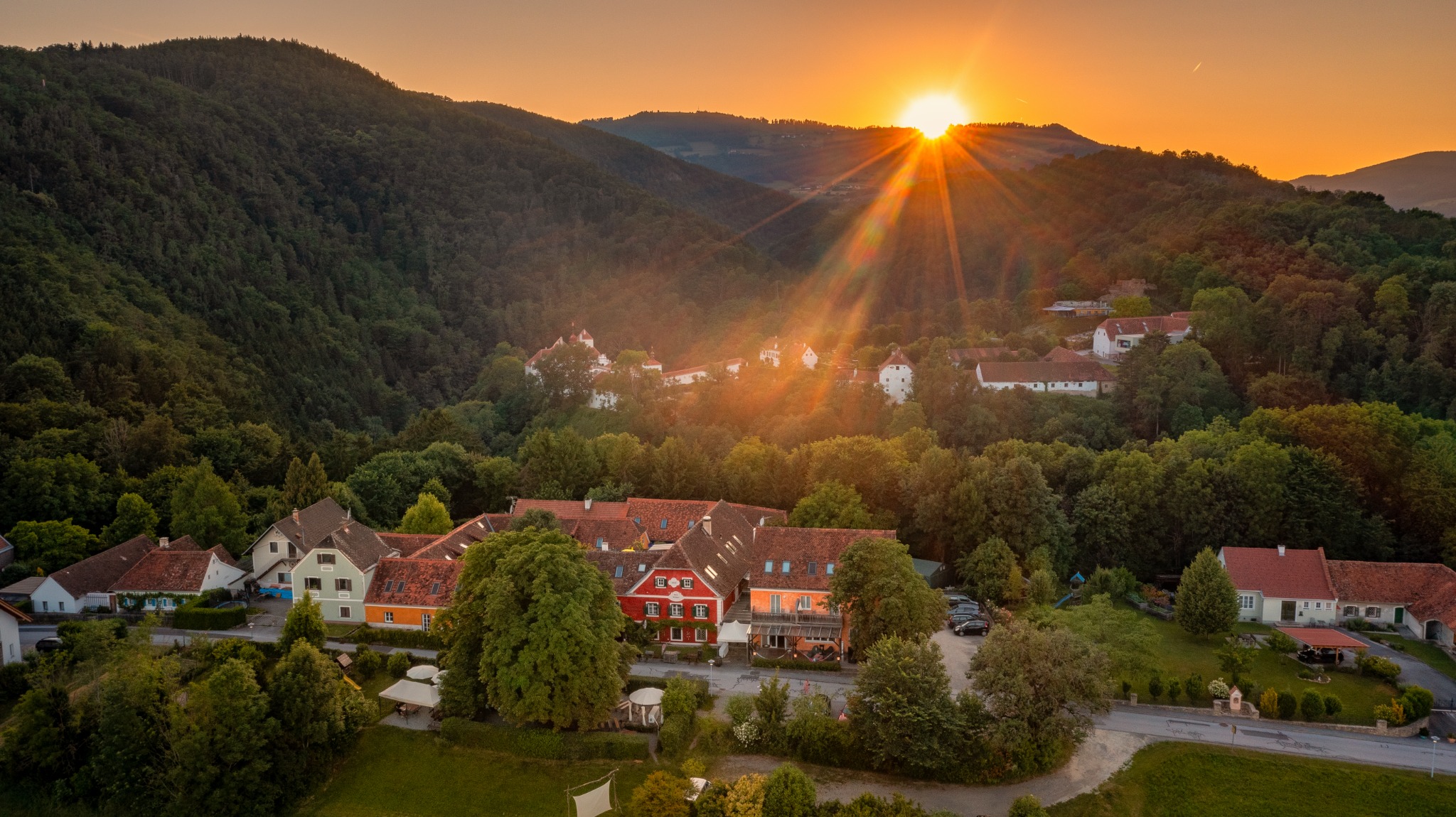 Landgut Riegerbauer in der Oststeiermark bei Sonnenuntergang